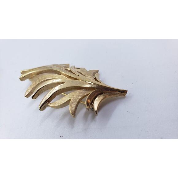 Vintage Trifari Brooch Gold Leaf shiny and matte textured mid century Signed - Picture 3 of 9